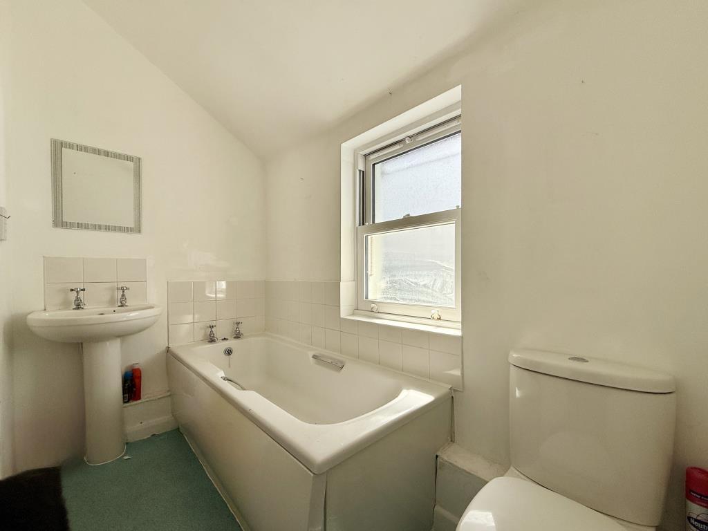 Lot: 23 - RESIDENTIAL INVESTMENT COMPRISING THREE FLATS - Flat 2 bathroom